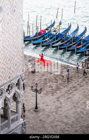Adorez vos fleurs lors de la superbe séance d'avant-mariage en plein air de Venise. Banque D'Images