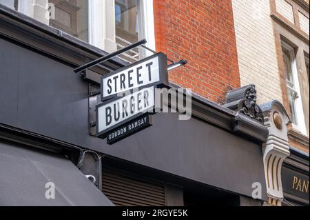 Londres, Royaume-Uni - 19 juillet 2023 : signalisation extérieure pour Street Burger par Gordon Ramsay à Londres, Angleterre. Banque D'Images