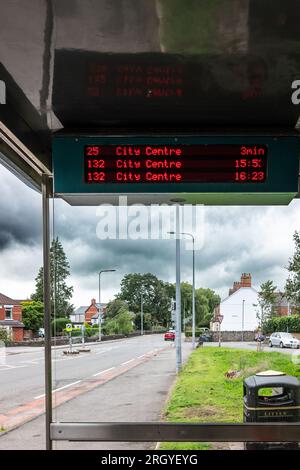 Cardiff, pays de Galles, Royaume-Uni - horaires des bus indiquant les prochains bus à un arrêt de bus. Coupures dans les services de conseil, coupures dans les services d'autobus, coupures dans les services publics. Banque D'Images