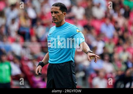 Eindhoven, pays-Bas. 12 août 2023. EINDHOVEN, PAYS-BAS - 12 AOÛT : arbitre Serdar Gozubuyuk lors du match néerlandais d'Eredivisie entre le PSV et le FC Utrecht au Philips Stadion le 12 août 2023 à Eindhoven, pays-Bas. (Photo de Jeroen Meuwsen/Orange Pictures) crédit : Orange pics BV/Alamy Live News Banque D'Images