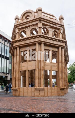 Newcastle upon Tyne, Royaume-Uni. 12 août 2023. Une structure en carton de 45 pieds (14 mètres) de haut construite par l'artiste visuel Olivier Grossetête et des bénévoles, apparaît dans la ville dans le cadre du Novum Summer Festival. Le bâtiment a été érigé à la main et sera démoli dimanche comme événement de clôture. Crédit : Hazel Plater/Alamy Live News Banque D'Images