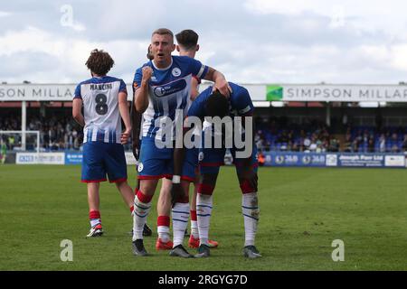 Hartlepool le samedi 12 août 2023. David Ferguson de Hartlepool United célèbre devant les fans à domicile après que Mani Dieseruvwe ait marqué son 2e but lors du match de la Ligue nationale de Vanarama entre Hartlepool United et Gateshead à Victoria Park, Hartlepool, le samedi 12 août 2023. (Photo : Mark Fletcher | MI News) crédit : MI News & Sport / Alamy Live News Banque D'Images