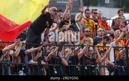 Bruxelles, Belgique. 12 août 2023. Les supporters de Mechelen photographiés après un match de football entre RWD Molenbeek et KV Mechelen, samedi 12 août 2023 à Bruxelles, le jour 3/30 de la première division du championnat belge 'Jupiler Pro League' 2023-2024. BELGA PHOTO TOM GOYVAERTS crédit : Belga News Agency/Alamy Live News Banque D'Images