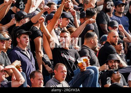 Eindhoven, pays-Bas. 12 août 2023. EINDHOVEN, PAYS-BAS - 12 AOÛT : fans de PSV lors du match néerlandais d'Eredivisie entre le PSV et le FC Utrecht au Philips Stadion le 12 août 2023 à Eindhoven, pays-Bas. (Photo de Jeroen Meuwsen/Orange Pictures) crédit : Orange pics BV/Alamy Live News Banque D'Images