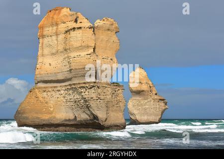 828 cheminées de Gog -plus grand- et Magog -plus petit- à l'est de la formation des douze Apôtres. Port Campbell NP-Australie. Banque D'Images