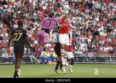 EINDHOVEN - (lr) Modibo Sagnan du FC Utrecht, le gardien de but du FC Utrecht Vasilis Barkas, Luuk de Jong du PSV Eindhoven lors du match de championnat néerlandais entre le PSV Eindhoven et le FC Utrecht au Phillips Stadium le 12 août 2023 à Eindhoven, aux pays-Bas. ANP MAURICE VAN STONE Banque D'Images