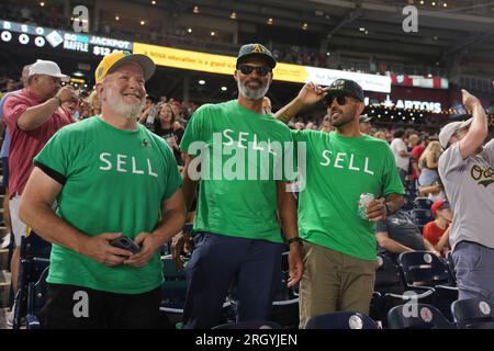 Oakland Athletics organise une manifestation contre le déménagement de l'équipe à Las Vegas lors d'un match de saison régulière de la MLB entre les Oakland Athletics et les Nationals de Washington au Nationals Park à Washington, DC le 11 août 2023. La manifestation de la campagne fans 2023 est appelée « Summer of Sell ». (Max Siker / image du sport) Banque D'Images