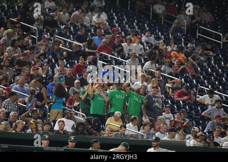 Oakland Athletics organise une manifestation contre le déménagement de l'équipe à Las Vegas lors d'un match de saison régulière de la MLB entre les Oakland Athletics et les Nationals de Washington au Nationals Park à Washington, DC le 11 août 2023. La manifestation de la campagne fans 2023 est appelée « Summer of Sell ». (Max Siker / image du sport) Banque D'Images