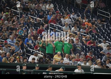 Oakland Athletics organise une manifestation contre le déménagement de l'équipe à Las Vegas lors d'un match de saison régulière de la MLB entre les Oakland Athletics et les Nationals de Washington au Nationals Park à Washington, DC le 11 août 2023. La manifestation de la campagne fans 2023 est appelée « Summer of Sell ». (Max Siker / image du sport) Banque D'Images