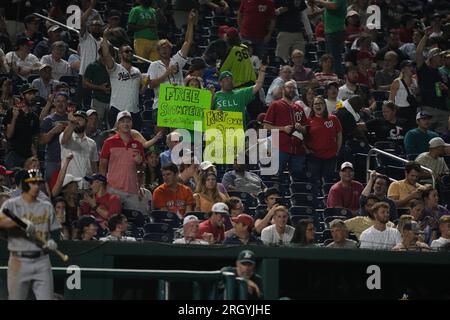 Oakland Athletics organise une manifestation contre le déménagement de l'équipe à Las Vegas lors d'un match de saison régulière de la MLB entre les Oakland Athletics et les Nationals de Washington au Nationals Park à Washington, DC le 11 août 2023. La manifestation de la campagne fans 2023 est appelée « Summer of Sell ». (Max Siker / image du sport) Banque D'Images