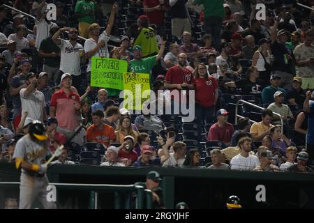 Oakland Athletics organise une manifestation contre le déménagement de l'équipe à Las Vegas lors d'un match de saison régulière de la MLB entre les Oakland Athletics et les Nationals de Washington au Nationals Park à Washington, DC le 11 août 2023. La manifestation de la campagne fans 2023 est appelée « Summer of Sell ». (Max Siker / image du sport) Banque D'Images