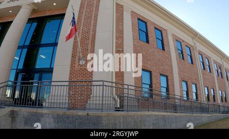 Burke County, GA États-Unis - 03 16 23 : Downtown Waynesboro Courthouse, coin avant Banque D'Images