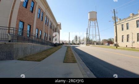 Burke County, GA États-Unis - 03 16 23 : trottoir et château d'eau du centre-ville de Waynesboro Banque D'Images