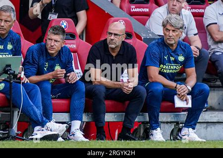 Eindhoven, pays-Bas. 12 août 2023. EINDHOVEN, PAYS-BAS - 12 AOÛT : entraîneur principal Peter Bosz du PSV lors du match néerlandais d'Eredivisie entre le PSV et le FC Utrecht au Philips Stadion le 12 août 2023 à Eindhoven, pays-Bas. (Photo de Jeroen Meuwsen/Orange Pictures) crédit : Orange pics BV/Alamy Live News Banque D'Images