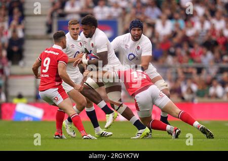 L'anglaise Courtney Lawes est affrontée par Joe Roberts du pays de Galles lors du match de la Summer Nations Series au Twickenham Stadium de Londres. Date de la photo : Samedi 12 août 2023. Banque D'Images