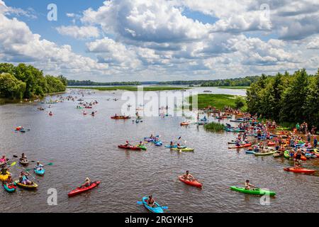 Le Paddle Pub Crawl annuel sur le lac Wausau, Wisconsin, a lieu le dernier samedi de juillet Banque D'Images