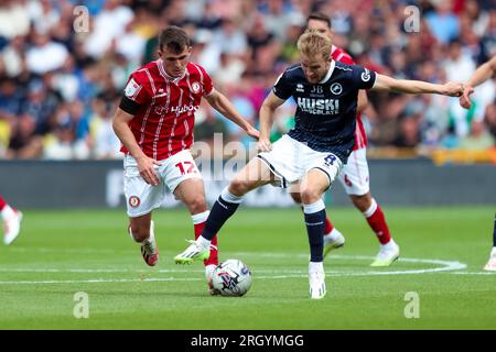 Billy Mitchell de Millwall ressent la pression de Jason Knight de Bristol City lors du match du championnat Sky Bet au Den, Londres. Date de la photo : Samedi 12 août 2023. Banque D'Images