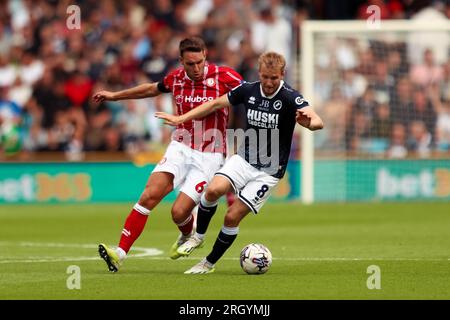 Billy Mitchell de Millwall ressent la pression de Matthew James de Bristol City lors du match du championnat Sky Bet au Den, Londres. Date de la photo : Samedi 12 août 2023. Banque D'Images