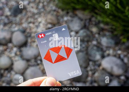 Nouvelle carte de crédit HSBC UK VISA. Le nouveau look 2023 d'une carte bancaire, avec des fonctions de sécurité supplémentaires. Stafford, Royaume-Uni, 12 août 2023 Banque D'Images