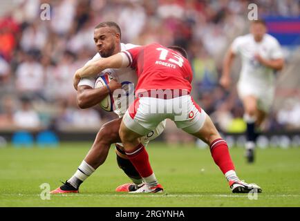 Ollie Lawrence est attaqué par Joe Roberts du pays de Galles lors du match de la Summer Nations Series au Twickenham Stadium de Londres. Date de la photo : Samedi 12 août 2023. Banque D'Images