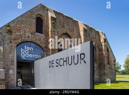 13e siècle grange monastique / grange abbatiale Ten Bogaerde, aujourd'hui musée d'art moderne et centre des arts de Schuur à Koksijde / Coxyde, Flandre Occidentale, Belgique Banque D'Images