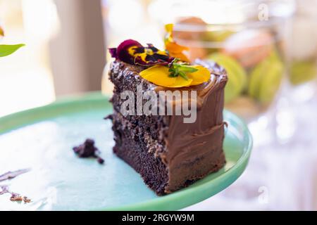 boutique de marché aux puces, gâteau au chocolat et biscuits macaroni sur la table dans des bocaux en verre, différentes couleurs, remplissage de crème au chocolat Banque D'Images