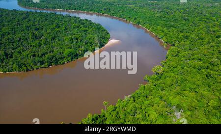 Les rivières Amazone en saison estivale présentent des plages de sable blanc, des plages amazoniennes qui ne sont pas communes dans de nombreux endroits, seulement en Amazonie Banque D'Images