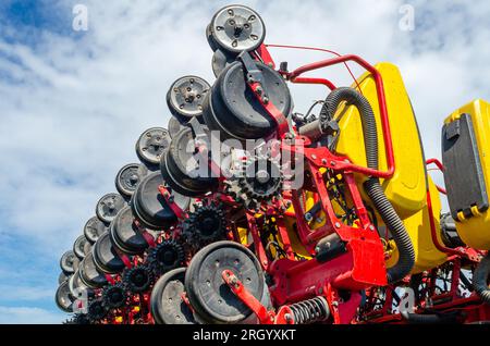 Pièces et mécanismes de machines agricoles sur fond de ciel bleu. Gros plan du semoir Banque D'Images