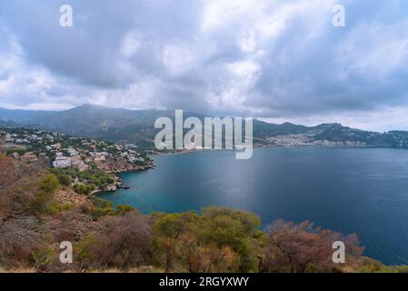 Vue depuis Cerro Gordo dans la municipalité de Almuñecar des falaises de la Herradura. Banque D'Images