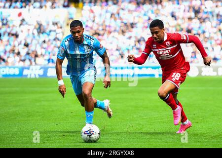 Coventry le samedi 12 août 2023. Milan Van Ewijk (27 Coventry City) défie Samuel Silvera (18 Middlesbrough) lors du Sky Bet Championship Match entre Coventry City et Middlesbrough au Coventry Building Society Arena, Coventry le samedi 12 août 2023. (Photo : Kevin Hodgson | MI News) crédit : MI News & Sport / Alamy Live News Banque D'Images