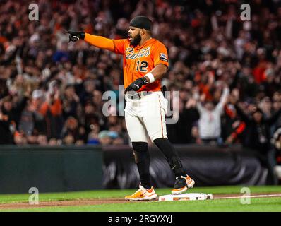 11 2023 août San Francisco CA, États-Unis San Francisco a laissé Heliot Ramos (12) débarquer en troisième base après avoir frappé un triple lors du match MLB entre les Rangers du Texas et les Giants de San Francisco. Le Texas a battu San Francisco 2-1 à Oracle Park San Francisco Calif. Thurman James/CSM Banque D'Images