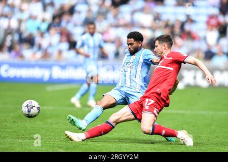 Coventry le samedi 12 août 2023. Jay Dasilva (3 Coventry City) défie Paddy McNair (17 Middlesbrough) lors du Sky Bet Championship match entre Coventry City et Middlesbrough à la Coventry Building Society Arena, Coventry le samedi 12 août 2023. (Photo : Kevin Hodgson | MI News) crédit : MI News & Sport / Alamy Live News Banque D'Images