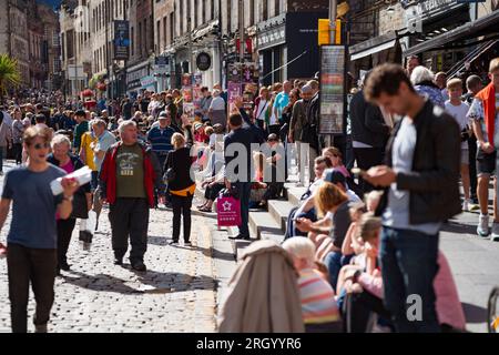 Édimbourg, Écosse, Royaume-Uni. 12 août 2023. Les températures chaudes et le soleil ont vu des milliers de visiteurs dans le centre-ville d'Édimbourg pendant les festivals International et Fringe. Le Royal Mile était extrêmement occupé alors que le public venait regarder des artistes de rue. Pic ; les rues étaient remplies de touristes et d'habitants comme ici à Lawnmarket sur le Royal Mile. Iain Masterton/Alamy Live News Banque D'Images