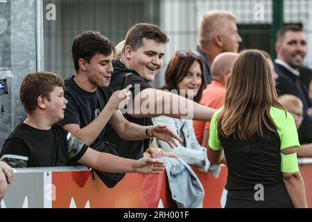 Liège, Belgique. 12 août 2023. Les supporters de Dender photographiés lors d'un match de football entre le RFC Liège et Dender EH, samedi 12 août 2023 à Liège, le jour 1/30 de la 2023-2024 'Challenger Pro League' deuxième division du championnat belge. BELGA PHOTO BRUNO FAHY crédit : Belga News Agency/Alamy Live News Banque D'Images