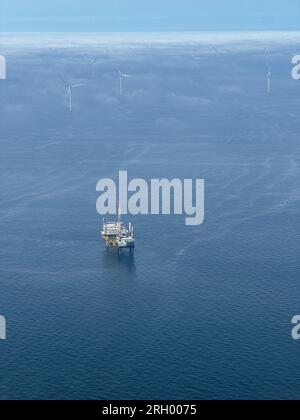 Sous-station de parc éolien offshore, avec barge Jack UP située en mer du Nord Banque D'Images