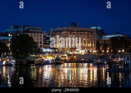 Vue nocturne de l'Inner Harbour à Victoria, Colombie-Britannique, CANADA Banque D'Images