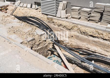 pose de câbles de fibre optique sous terre sur la rue dans la ville. Câble Internet dans le sol Banque D'Images