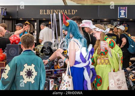 Cottbus, Allemagne. 12 août 2023. Visiteurs du Festival d'Elbenwald déguisés. Le Festival d'Elbenwald est un rassemblement de trois jours pour les personnes de tous âges qui aiment les films, la fantaisie, les jeux, les concerts et toute combinaison de tout. Les organisateurs attendent environ 15 000 visiteurs. Crédit : Frank Hammerschmidt/dpa/Alamy Live News Banque D'Images