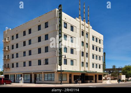 Yuma, Arizona, États-Unis. 26 mars 2017. L'hôtel San Carlos a été construit en 1930 dans un style Art Déco. Cinq étages de haut avec 107 chambres. À partir des années 1980, il a été rénové comme un immeuble d'appartements avec 59 résidences. Il est inscrit sur le registre national des lieux historiques. (Image de crédit : © Ian L. Sitren/ZUMA Press Wire) USAGE ÉDITORIAL SEULEMENT! Non destiné à UN USAGE commercial ! Banque D'Images