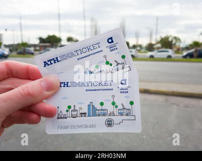 Athènes, Grèce - février, 8 2020 : ATH.ENA Ticket - billets pour les transports en commun à Athènes : bus, trolleybus, métro, tramway, bus express de l'aéroport i Banque D'Images