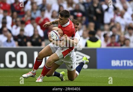 Twickenham, Royaume-Uni. 12 août 2023. Angleterre V pays de Galles, match d'échauffement de la coupe du monde de rugby 2023. Stade Twickenham. Twickenham. Joe Roberts (pays de Galles) est attaqué par Jack van Poortvliet (Angleterre) lors du match d'échauffement de la coupe du monde de rugby Angleterre V pays de Galles 2023. Crédit : Sport in Pictures/Alamy Live News Banque D'Images