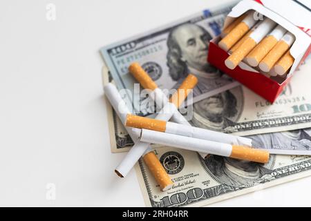 Fumeurs et de l'argent frais. Des cigarettes sur les billets de cent dollars. 3d illustration Banque D'Images