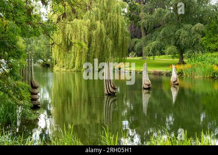 Sculptures en bois dans l'étang à Burghley House, Stamford, Lincolnshire, Angleterre Banque D'Images