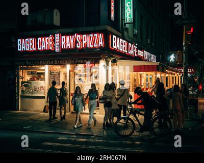 Panneau Rays Pizza & Bagel Cafe la nuit, dans l'East Village, Manhattan, New York Banque D'Images