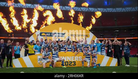 Halifax, Royaume-Uni. 12 août 2023. Les Panthers de Halifax remportent la coupe 1895 *** lors du match de championnat Betfred entre les Panthers de Halifax et les Featherstone Rovers au Shay Stadium, Halifax, Royaume-Uni, le 6 août 2023. Photo de Simon Hall. Usage éditorial uniquement, licence requise pour un usage commercial. Aucune utilisation dans les Paris, les jeux ou les publications d'un seul club/ligue/joueur. Crédit : UK Sports pics Ltd/Alamy Live News Banque D'Images