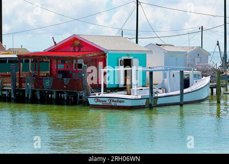 Tangier Island, Virginie, USA - 21 juin 2020 : le bateau de pêche 'Tina Paige' attaché à un 'Crab Shanty' est un signe commun pour les visiteurs de la ville. Banque D'Images