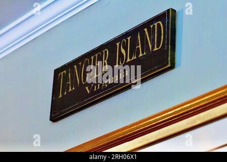 Tangier Island, Virginie, USA - 21 juin 2020 : gros plan d'un panneau 'Tangier Island Virginia' accroché au mur d'un restaurant de fruits de mer sur main Street. Banque D'Images