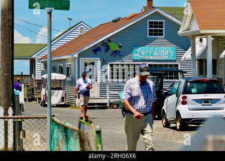 Tangier Island, Virginie, États-Unis - 21 juin 2020 : les gens passent devant Lorraine's Seafood Restaurant, un restaurant populaire de la ville. Banque D'Images