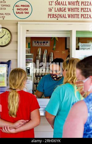 Tangier Island, Virginie, États-Unis - 21 juin 2020 : les touristes commandent de la nourriture dans une petite entreprise servant des pizzas et des glaces au cœur de la ville. Banque D'Images