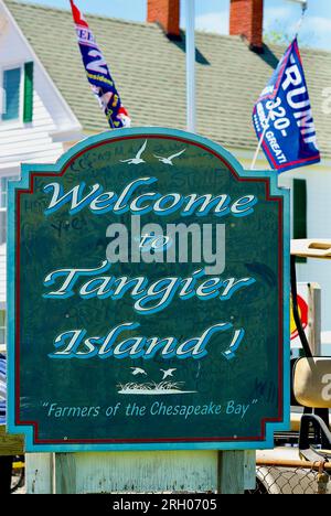 Tangier Island, Virginie, USA - 21 juin 2020 : un panneau accueille les visiteurs dans la communauté historique après leur arrivée en bateau à la ville de Chesapeake Bay. Banque D'Images